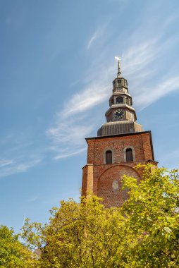 Eski bir kilise Ystad İsveç şehir görüntüsünü.