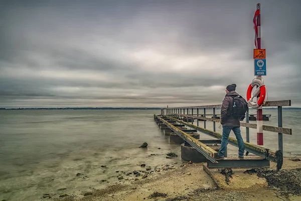 Larod Sveç Şubat 2019 Öresund Danimarka Doğru Bakan Bir Adamla — Stok fotoğraf