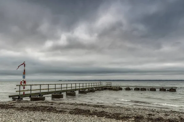 Старый Пирс Пляже Ларод Недалеко Хельсингборга Видом Оресунд Сторону Дании — стоковое фото