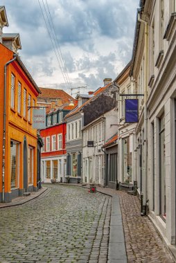 Aarhus, Danimarka - 09 Ağustos 2009: Bir şirin küçük sokak eski bölümü Aarhus, Danimarka.