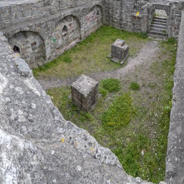 Aosehus kale ortasında 12. yüzyılda inşa edilmiş. Bir duvar ve asma köprü erişilen hendek, çevrili küçük bir adada durdu.