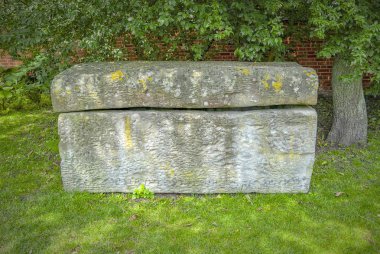 dikkate değer taş lahit. Bu aslında açıklarında 1700'foundered ve Prenses efsanesi denizden kez birbirine bağlanmış bir geminin kargo parçası oldu.