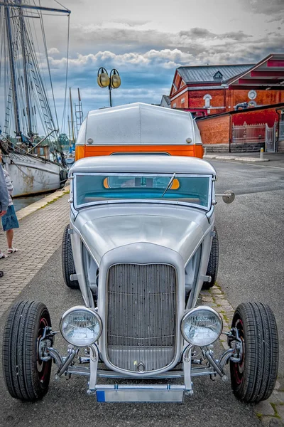 Une Voiture Grise Classique Stationnée Sur Une Route Suède — Photo