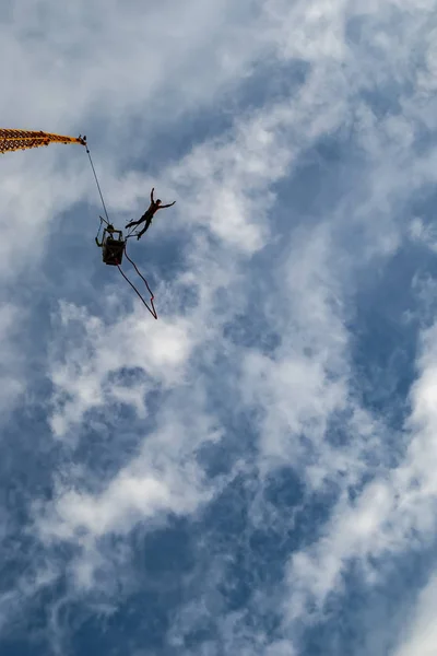 Poszukiwacz Mocnych Wrażeń Sportowych Mężczyzn Działania Przeskakując Platformy Bungee — Zdjęcie stockowe