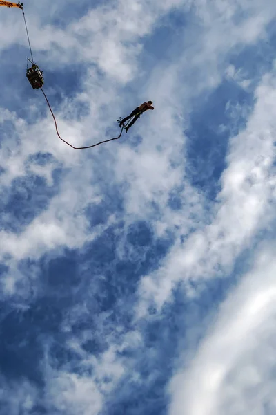 Masculino Ação Esportes Emoção Seeker Pulando Uma Plataforma Bungee — Fotografia de Stock