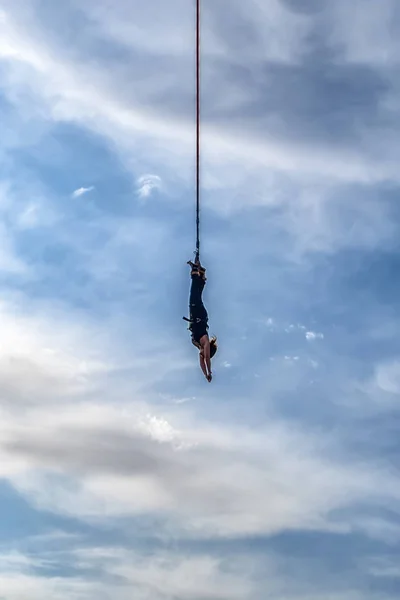 Uma Fêmea Ação Esportes Emoção Seeker Pulando Uma Plataforma Bungee — Fotografia de Stock