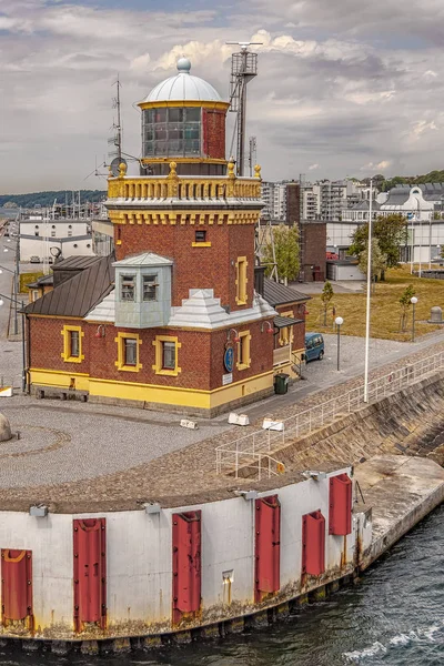 スウェーデンのヘルシンボリで古い港灯台 — ストック写真