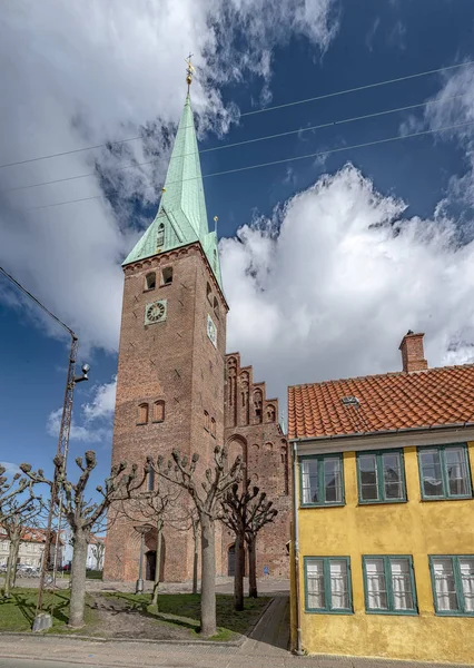 Helsingor heilige olaf kirche und haus — Stockfoto