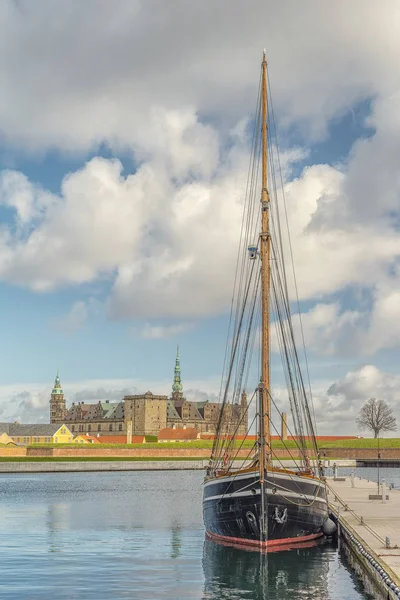 Kronborg zamek Tallship pierwszego planu — Zdjęcie stockowe