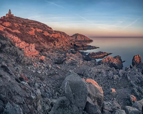 Latarnia Kullaberg w pobliżu Rocky wybrzeża — Zdjęcie stockowe