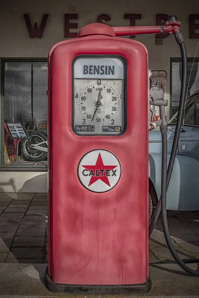 Bomba de gasolina retro e garagem — Fotografia de Stock