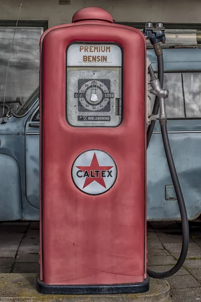 Bomba de gasolina vermelha retro — Fotografia de Stock