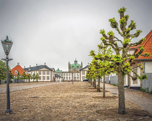 デンマークのフレデンスボー宮殿ロード — ストック写真