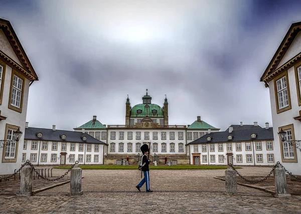 Fredensborg Palace with Guard on Patrol — Stock Photo, Image