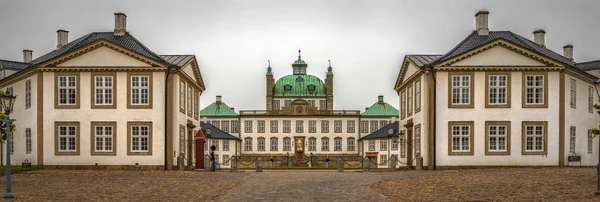 Fredensborgs slott Panorama söm — Stockfoto