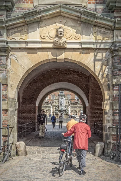 Castelo de Frederiksborg na Dinamarca Entrada no pátio — Fotografia de Stock