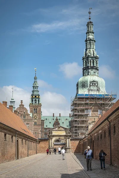 Frederiksborg Castle v Dánsku s turisty — Stock fotografie