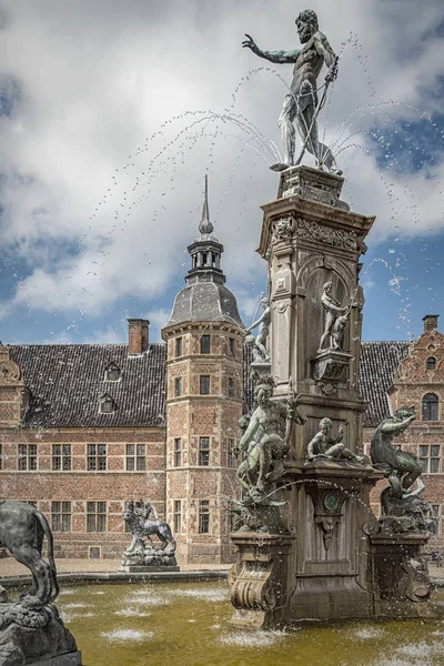 Hrad Frederiksborg na levé straně — Stock fotografie