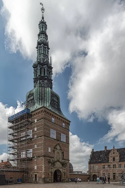 Frederiksborg Castle Tower entree met toeristen — Stockfoto