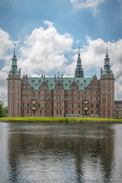 Façade du château de Frederiksborg au bord du lac — Photo