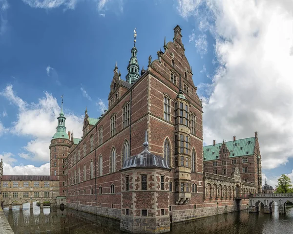 Frederiksborgs slott vidvinkel utsikt — Stockfoto