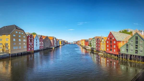 Nidelva Dockside Almacenes del río Trondheim — Foto de Stock