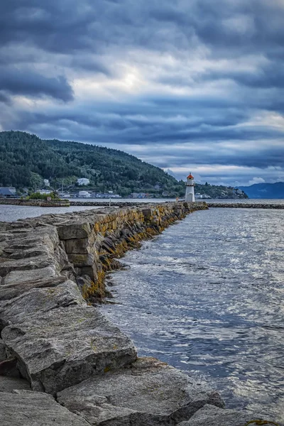 Trondheims fyr vid solnedgången porträtt — Stockfoto