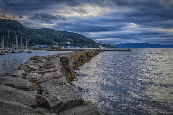 Trondheims hamnfyr vid solnedgången — Stockfoto