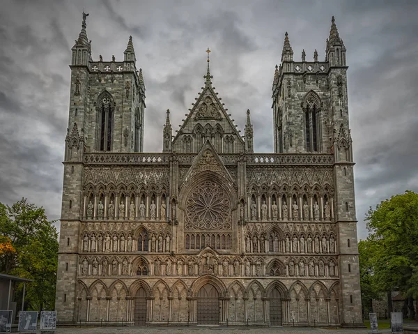 Front de la cathédrale de Trondheim Nidaros — Photo