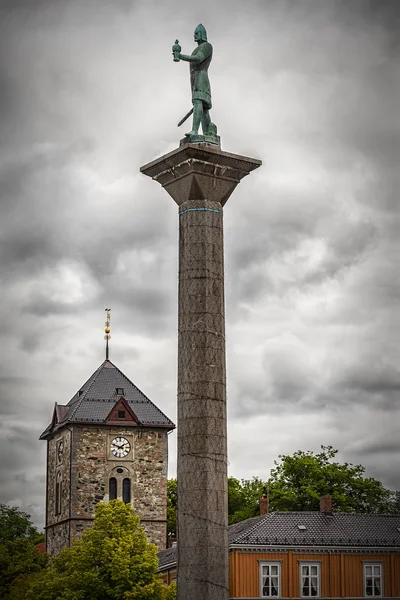 Trondheim Statua di Sant'Olav e chiesa del Var Frue — Foto Stock