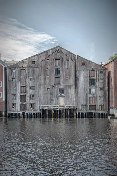 Nidelva Dilapadated Dockside Warehouse del río Trondheim — Foto de Stock
