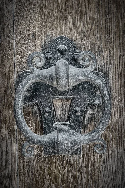 Batedor de porta de ferro clássico — Fotografia de Stock