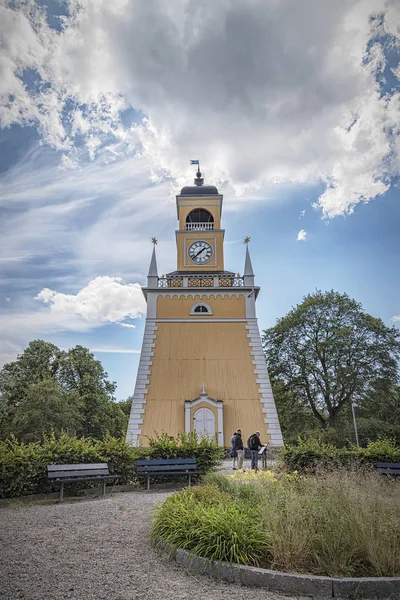 Karlskrona Admirality klocktorn med turister — Stockfoto