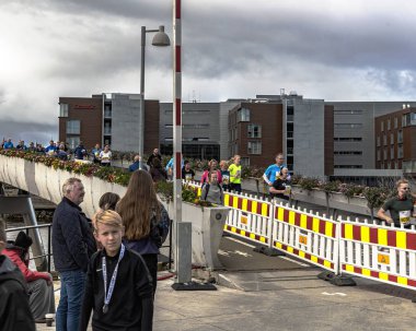 Trondheim Maratonu Koşucuları Köprüde