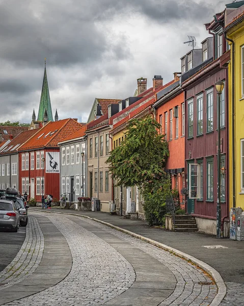 Trondheim Bakklandet kullerstensgata — Stockfoto