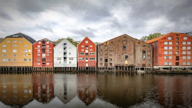 Trondheim Nehri Nidelva rıhtımda depolar
