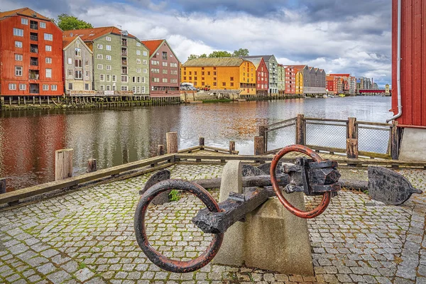 Trondheim fiume Nidelva Dockside Magazzini e ancore Paesaggio — Foto Stock
