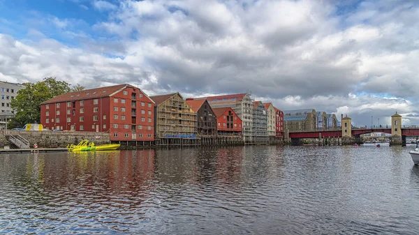 Trondheim River Nidelva Dockside magazyny i most — Zdjęcie stockowe