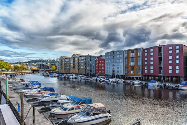 Trondheim Nehri Nidelva Dockside Depolar ve Tekneler — Stok fotoğraf