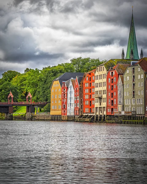 Trondheim River Nidelva Dockside Magazzini e Ponte della Città Vecchia — Foto Stock
