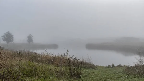 Lago pequeno nevoento da manhã — Fotografia de Stock