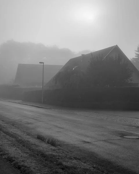 Туманне ранкове передмістя вулиці — стокове фото