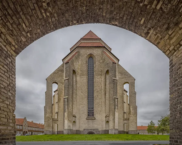 Kopenhagen Grundtvigs kerk achter ingelijst — Stockfoto