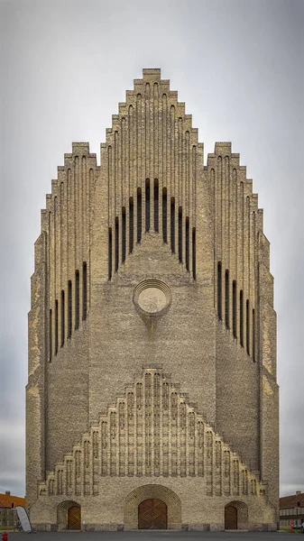 Koppenhága Grundtvigs templom függőleges panoráma — Stock Fotó