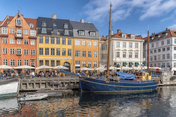 Kodaň Nyhavn a tmavě modrá loď — Stock fotografie