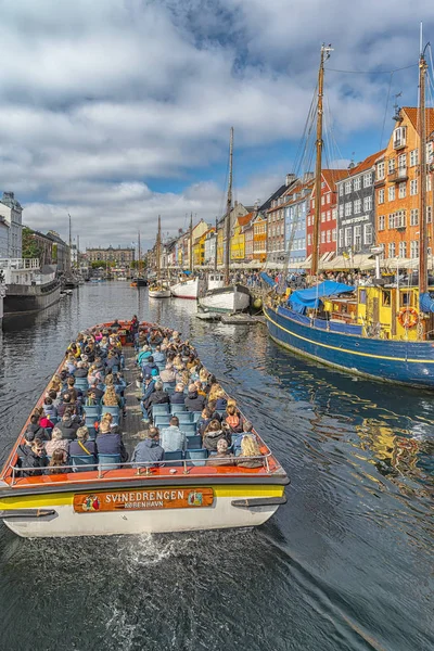 Копенгаген Nyhavn района с речным автобусом — стоковое фото