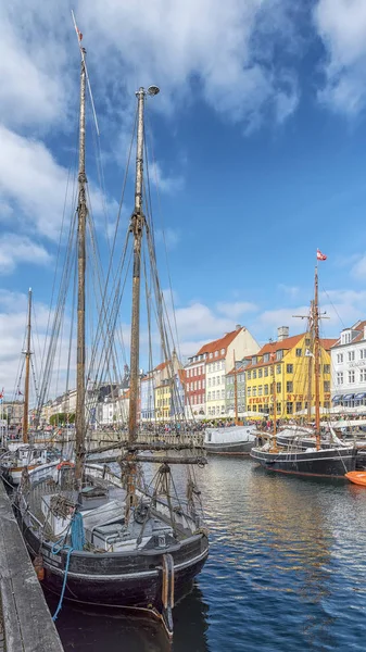 Distrito de Copenhague Nyhavn com Tallship de primeiro plano — Fotografia de Stock