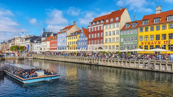 Copenhagen Nyhavn District with River Bus — ストック写真