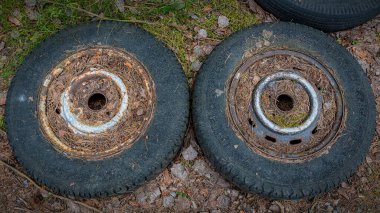 KIRKOE MOSSE, SWEDEN - 30 Mayıs 2020: İsveç 'in Kirkoe Mosse kentindeki bir ormanda bir araba mezarlığı.