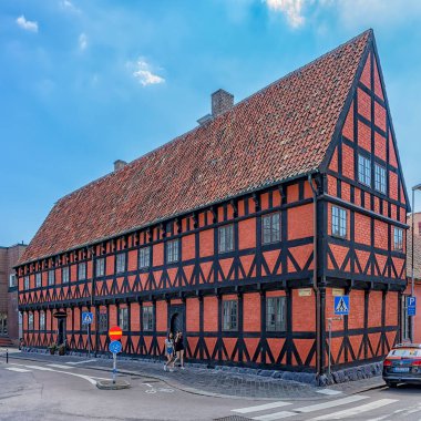 HELSİNGBORG, SWEDEN - 27 Haziran 2020: Jacob Hansens Hus, Helsingborg 'un şehir merkezinin ortasındaki hayatta kalan en eski evi..